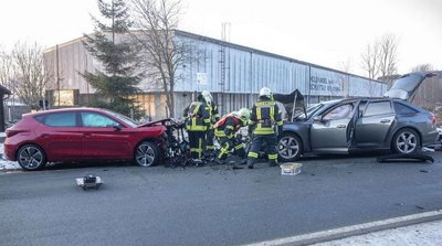 Zwei Autos sind am späten Montagnachmittag in Schlettau zusammengestoßen