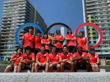 Nationaltrainer Torsten Loibl (vorn, Mitte) mit den Spielerinnen, Spielern und Betreuern der japanischen 3x3-Basketball-Teams im Olympischen Dorf. Zehn Jahre lang war der Chemnitzer, der zwischenzeitlich auch die Niners trainierte, in Japan tätig, jetzt kehrt er endgültig in die Heimat zurück. 