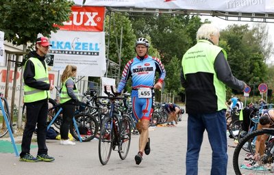 Ist das nicht? Ja, er war es: Lutz Oeser, der Geschäftsführer der Sachsenring Event GmbH, startete in Zwickau auf der Jedermann-Distanz.