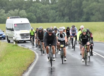 Auch Regen begleitete den Fichkona-Tross auf der langen Reise, im Bild die Gruppe 4 des Starterfelds auf Rügen. 
