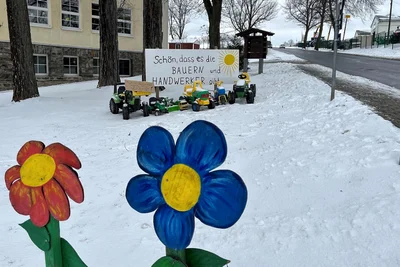 Die Bauernproteste gehen auch an den Jüngsten nicht vorbei. Sie machen sich Gedanken und auch Sorgen. Diese Traktor(blockade)-Parade steht vor der Freien Evangelischen Grundschule Hormersdorf.