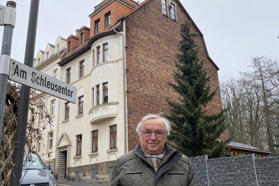 Günter Hofmann vor seinem vom Großvater erbauten Elternhaus in Mylau. Familie W. hatte die Wohnung im zweiten Obergeschoss.