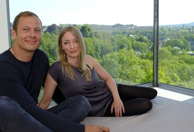 Wachen bald jeden Tag mit diesem Ausblick auf: Bianca Böttcher und Christoph Zöbisch im Schlafzimmer ihres neuen Zuhauses - die Aussicht aus dem Panoramafenster ist atemberaubend.