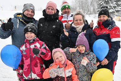 Haben den Vormittag des letzten Tages des Jahres in der Skiarena Eibenstock verbracht (v. l.): Mario Häuberer (35), Emma Schöbel (10), Nicole Schöbel (39), Melina Schöbel (5), Steffen Benkert (62), Jenny Rieß (35), Lilly Rieß (8) und Diana Benkert (52).