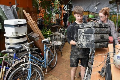 Betroffen von den Hochwasserschäden in Oelsnitz war Susanne Preuß von der Schuhmacherei Kurt Müller an der Plauenschen Straße. Zusammen mit Sohn Noah Weigelt (links) räumte sie die Kellerräume aus.