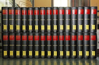Ein kompletter Brockhaus-Band, fotografiert in der Zwickauer Ratsschulbibliothek. 
