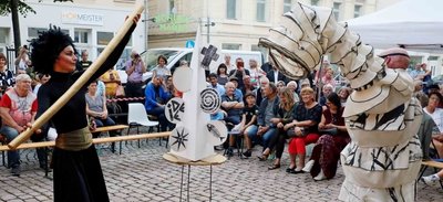 Die Pantomimen Susanne Weiß und Hilmar Messenbrink sorgten für ein kulturelles Highlight der Vernissage auf dem Werdauer Markt.