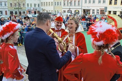 Die Schlüsselübergabe zum Faschingsauftakt in Frankenberg. Foto: Anja Sparmann/Stadt 