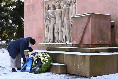 Ruth Röcher von der jüdischen Gemeinde Chemnitz bei der Kranzniederlegung.