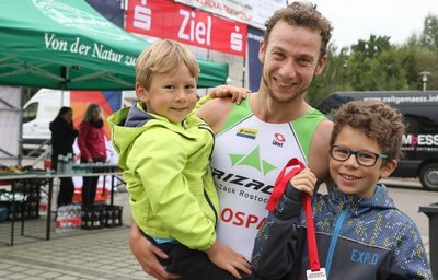 Tom Richter vom ausrichtenden SV Zwickau 04 freute sich mit seinen beiden Söhnen über den ungefährdeten Sieg auf der Jedermann-Distanz.