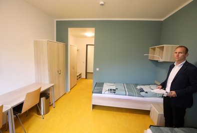 Der Leiter des Überbetrieblichen Ausbildungszentrums in Glauchau, Michael Wieczoreck, in einem Zimmer des neu eingerichteten Internats an der Lungwitzer Straße.