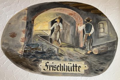 In einer Frischhütte wurde früher Eisen gefrischt - in Rautenkranz durch Gottfried Lattermann. Er schuf sich mit dem Gasthof ein Denkmal, indem er ihn „Frischhütte" nannte.