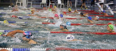 In neun über den gesamten Tag verteilten Startwellen gingen die gut 250 Einzelstarter und etwa 40 Staffeln in der Glück-Auf-Schwimmhalle ins Wasser.