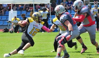 Phantoms-Quarterback Justin Wittig (l.) erzielte zwei Touchdown-Pässe gegen die Salzland Racoons und fing zwischenzeitlich auch selbst Bälle. Zudem bewies er seine Schnelligkeit. Anfang des dritten Viertels gelang dem 20-Jährigen ein 50-Yard-Lauf, der die Aufholjagd einläutete. 