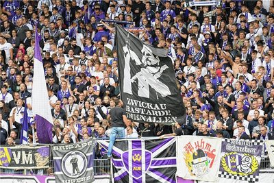 "Umknallen" lautet das letzte Wort auf diesem Banner. Der Rest ist gut lesbar, die Botschaft der Auer Fans deutlich. 