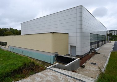 Die Gerüste sind weg, die Zweifeldhalle in Hartmannsdorf ist fertig. Doch Restarbeiten sind notwendig. 