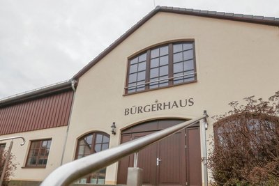 Das Bürgerhaus in Taura soll eine Fotovoltaikanlage erhalten. Geplante Kosten: 160.000 Euro.