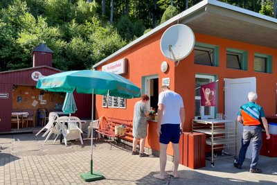 Der Imbiss im Ökobad Rechenberg steht auch Wanderern offen - und die Würste sind echt hausgemacht!