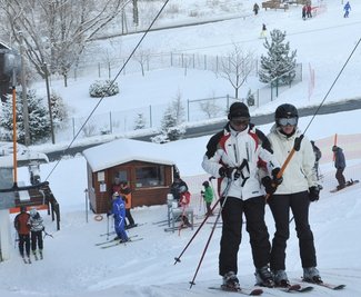 Das Skigebiet am Erbacher Kegelberg besitzt die mit knapp 700 Metern längste Abfahrt im Vogtland.
