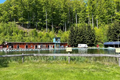 Das Ökobad Rechenberg liegt inmitten wunderschöner Wanderwege.