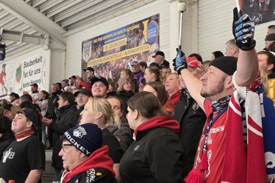 Alles oder nichts – auch die Fans der Schönheider Wölfe sind heiß aufs Finale.