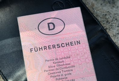 Wer noch einen Papierführerschein hat, muss ihn gegen das Scheckkartenformat tauschen. 