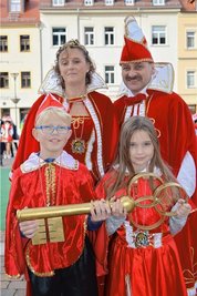 Das Prinzenpaar Manuela I. und Mike I. sowie das Kinderprinzenpaar Annabel I. und Nils I. in Frankenberg.