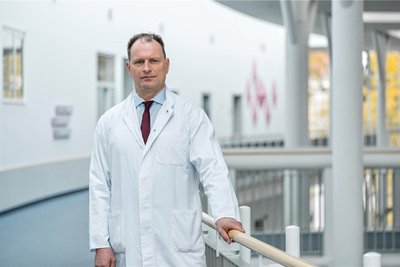 Dr. Peik Mutze ist Chefarzt der Klinik für Orthopädie und Unfallchirurgie am Kreiskrankenhaus Freiberg.