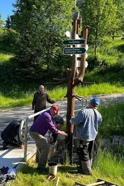 Heimatfreunde brachten beim jüngsten Arbeitseinsatz auch diesen Wegweiser und das Geländer auf Vordermann.