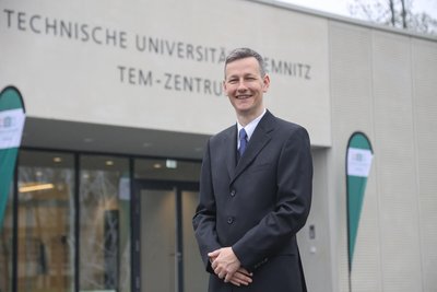 Andreas Undisz von der Professur Elektronenmikroskopie und Mikrostrukturanalytik leitet das TEM-Zentrum. Der 44-Jährige arbeitet seit fünf Jahren an der TU Chemnitz.