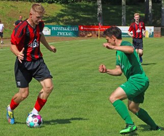 Ben-Daniel Schewski (links), hier im Zweikampf mit dem Mühltroffer Marcel Ottiger, musste sich mit seinen Teamkollegen vom ESV Lok Zwickau mit einem Remis begnügen. 