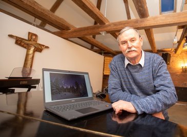 Bernd Hüttner, Fachlehrer für Astronomie, Mathematik, Physik und Informatik, ist einmal im Monat vor Ort, um sich mit dem Astro-Team zum Fachsimpeln zu treffen.