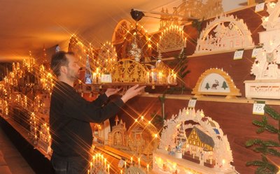 Der Einsendeschluss für die diesjährige Schwibbogen-Ausstellung ist vorbei, der neue Rekord mit 115 Exponaten steht fest. Mario Richter von der Stollberger Bastlerwelt musste deshalb am Dienstag genau überlegen, dass der Platz für alle Einsendungen reicht.