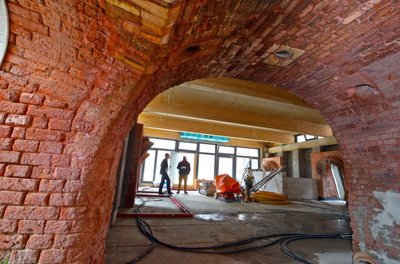 Das Gewölbe im Inneren des historischen Ringofens, der trotz Umbau erhalten werden konnte. Hier soll im Überbetrieblichen Ausbildungszentrum Glauchau an der Lungwitzer Straße ein Clubraum für die Bewohner des neu eingerichteten Internats entstehen.