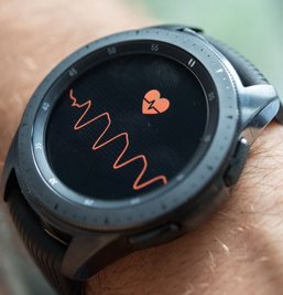 Mit Hilfe von Gesundheitsdaten, die über Fitnesstracker oder Smartwatches (Foto) gewonnen werden, soll eine App von Forschenden der WHZ entwickelt werden. 