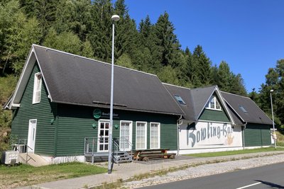 In der Bowlingbahn der „Frischhütte“ gibt es zwei Bahnen, auf denen man auch unter Schwarzlicht spielen kann. Das sogenannte Moonlight-Bowling ist beliebt.