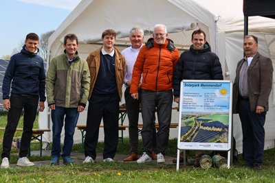 Vertreter der Planungsfirma Enerlogo, der ausführenden Firma Maxsolar und der Agrargenossenschaft Memmendorf zur Eröffnung der PV-Anlage.