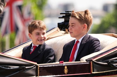 Der britische Prinz George - hier neben seinem kleinen Bruder Louis - soll aufs Elite-Internat Eton gehen. (Archivbild)