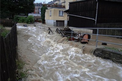 Der Bachlauf am Dienstagabend. Normalerweise ein Rinnsal, jetzt ein reißender Strom.