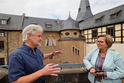 Siegfried Kost, Geschäftsführer des Vereins Futurum Vogtland, unterhält sich auf der Burgmauer mit Barbara Klepsch, Sächsische Staatsministerin für Kultur und Tourismus, zum geplanten Teil 2 des Projektes "Kulturweg der Vögte" und zur Sanierung des unteren Burghofes.