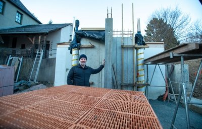 Derweil laufen im Pfarrhof die Bauarbeiten für die Sternwarte. Eine Herausforderung, sagt Pfarrer Tilo Kirchhoff, da das fernrohrtragende Fundament nicht mit dem Hausfundamenten in Berührung kommen darf, damit es beim Blick in den Weltall nicht zu verwackelten Bildern kommt.