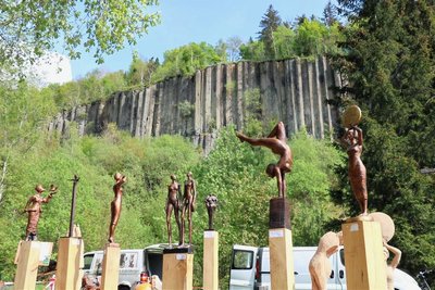 Aufgereiht wie die Orgelpfeifen im Hintergrund sind die Skulpturen von Martina Kreitmeier aus Landshut. 