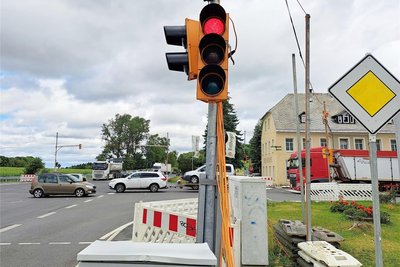 Diese provisorische Ampelanlage regelt derzeit den Verkehr an der Heinzebank.