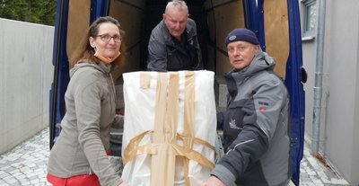 Die Eibenstocker Allgemeinmedizinerin Franziska Pecher-Werner spendet ein Ultraschall-Untersuchungsgerät für die Ukraine. Das geht heute mit auf den Transport an die ukrainische Grenze, der von Sieghart Groß und Jörg Loss von der Laser-Event-Company Eibenstock begleitet wird. 