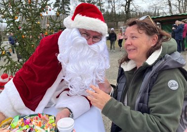 Sylvia Handrich beim Fotoshooting mit dem Weihnachtsmann. 