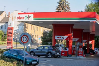 Am Mittwochmorgen gegen 7.15 Uhr war der Andrang an der Plauener Star-Tankstelle noch überschaubar. 1,92 kostete etwa der Liter Super zu dieser Zeit. Zwei Stunden später sank der Preis auf 1,77 Euro - viele Autofahrer nutzten das, zeitweise gab es Stau bis zur B 92. Das große Chaos blieb jedoch aus. 