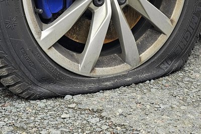 An einem Mercedes wurde ein Reifen zerstochen.