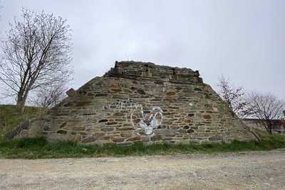 Der Höhenweg vorbei am Volksgut Obermylau führt zu den schönsten und beliebtesten Aussichtspunkten mit Blick auf die Göltzschtalbrücke. Wer am Gut vorbeiläuft sieht dort diese Rampe - von dort führte eine Brücke in die 1951 völlig ausgebrannte Scheune des Guts.
