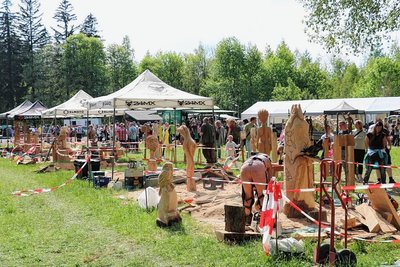Zahlreiche Besucher nutzen die Gelegenheit, um die Kunstwerke näher zu betrachten. 