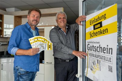 Das Kücheneck von Karsten Jungnickel (rechts) auf der Kaiserstraße ist die sechste Vertriebsstelle für den Auerbach-Gutschein. Laut Citymanager Uwe Prenzel ist der eine Erfolgsgeschichte.